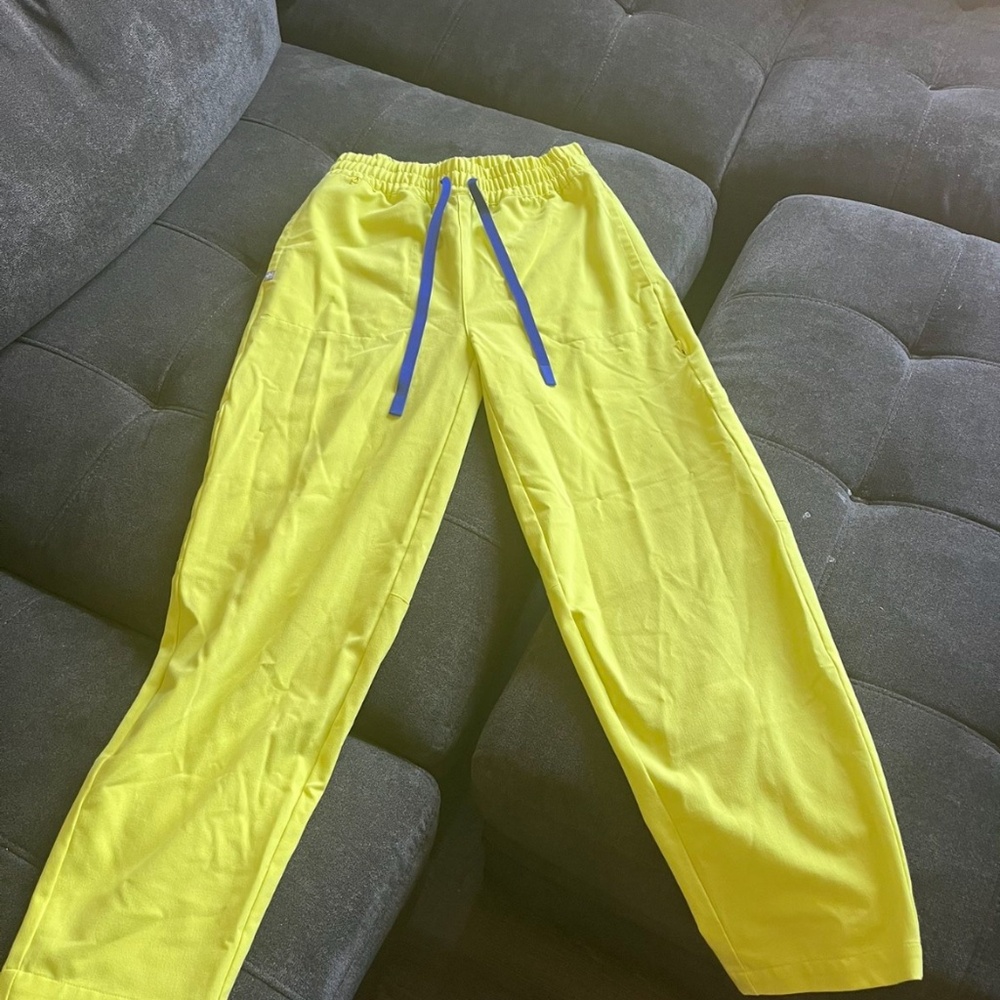 Figs bottoms neon yellow